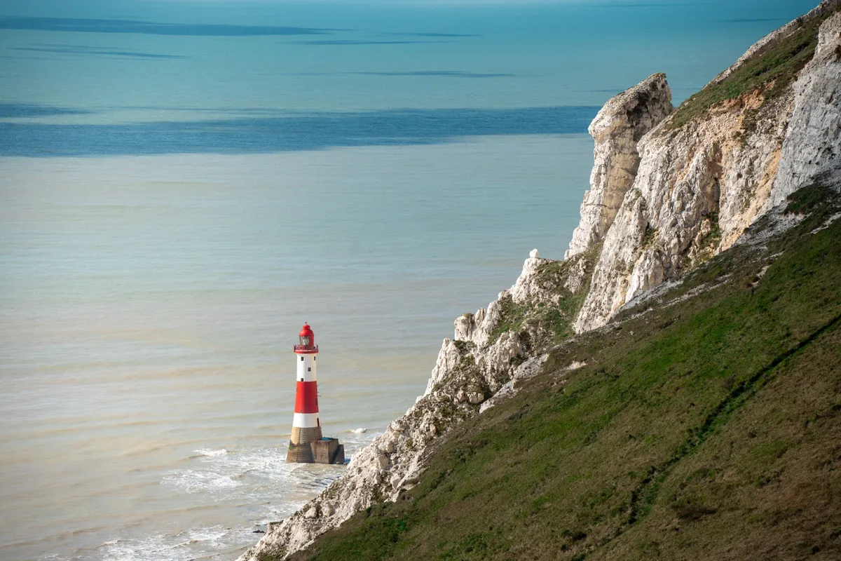 Křídové útesy u Beachy Head nedaleko Brightonu s majákem stojícím v moři