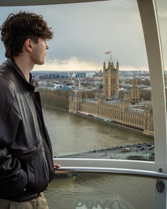 Matěj z profilu v kabině London Eye, v pozadí Westminster, Big Ben a Temže